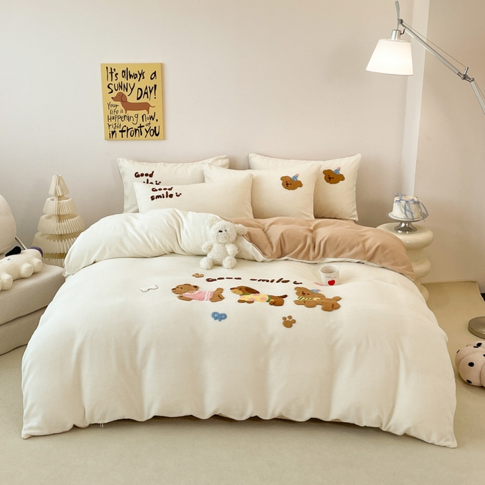 91家纺网 家纺一手货源 找家纺 启发 2025新款牛奶绒毛巾绣四件套场景一 腊肠狗狗