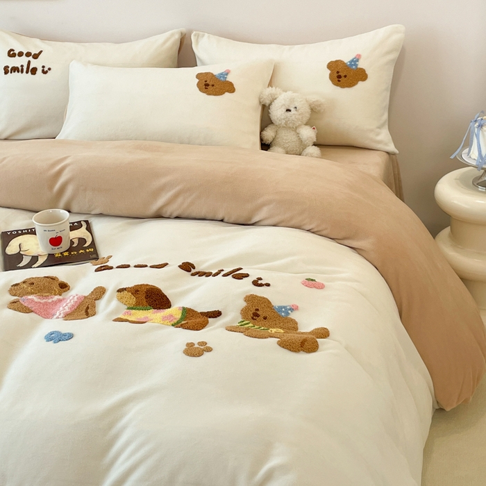 91家纺网 家纺一手货源 找家纺 启发 2025新款牛奶绒毛巾绣四件套场景一 腊肠狗狗