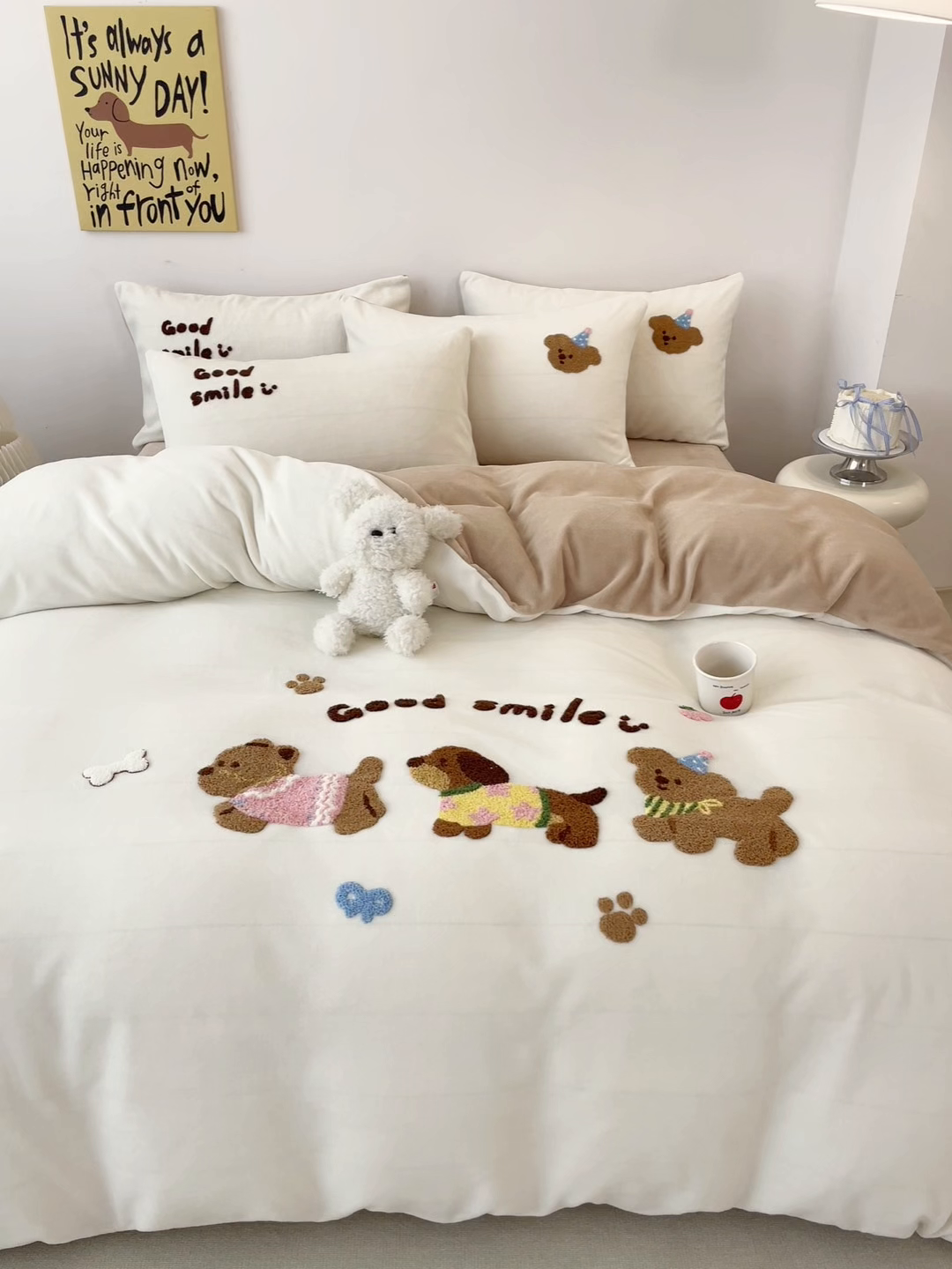 91家纺网 家纺一手货源 找家纺 启发 2025新款牛奶绒毛巾绣四件套场景一 腊肠狗狗