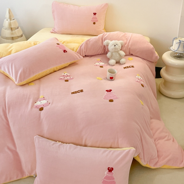 91家纺网 家纺一手货源 找家纺 启发 2025新款牛奶绒毛巾绣四件套场景一 圣诞树