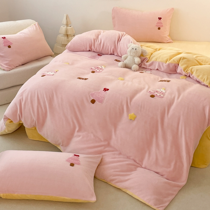 91家纺网 家纺一手货源 找家纺 启发 2025新款牛奶绒毛巾绣四件套场景一 圣诞树