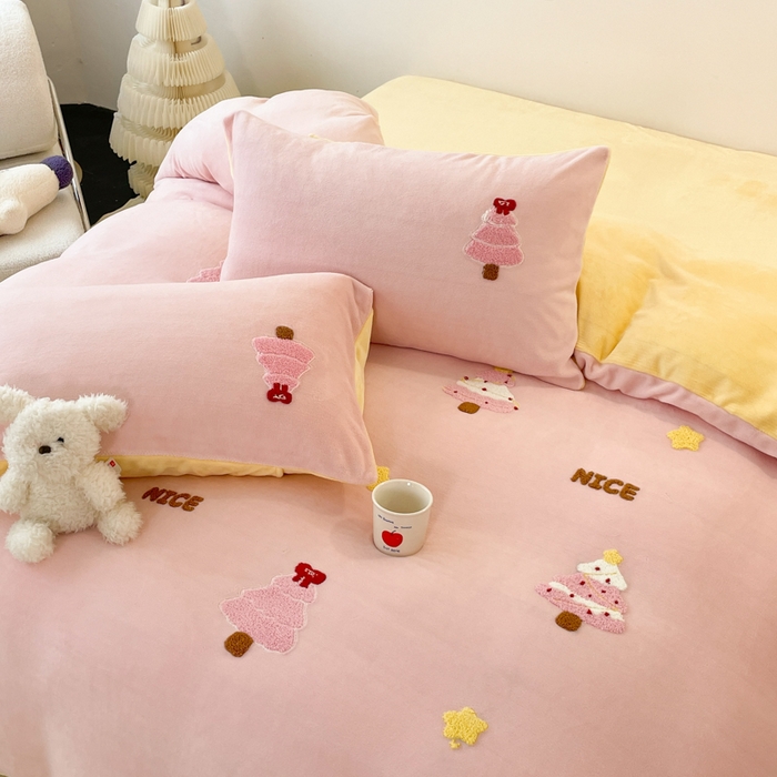 91家纺网 家纺一手货源 找家纺 启发 2025新款牛奶绒毛巾绣四件套场景一 圣诞树