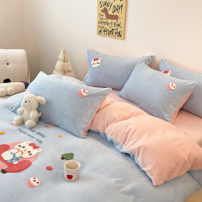 91家纺网 家纺一手货源 找家纺 启发 2025新款牛奶绒毛巾绣四件套场景一 甜心猫咪