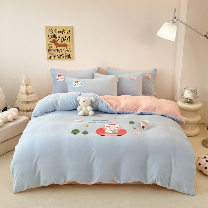 91家纺网 家纺一手货源 找家纺 启发 2025新款牛奶绒毛巾绣四件套场景一 甜心猫咪