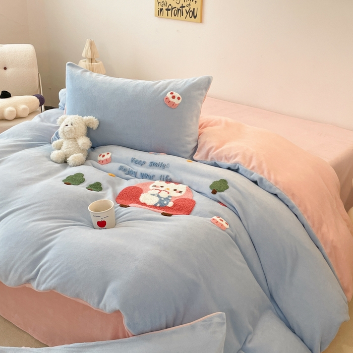 91家纺网 家纺一手货源 找家纺 启发 2025新款牛奶绒毛巾绣四件套场景一 甜心猫咪