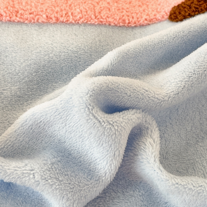 91家纺网 家纺一手货源 找家纺 启发 2025新款牛奶绒毛巾绣四件套场景一 甜心猫咪