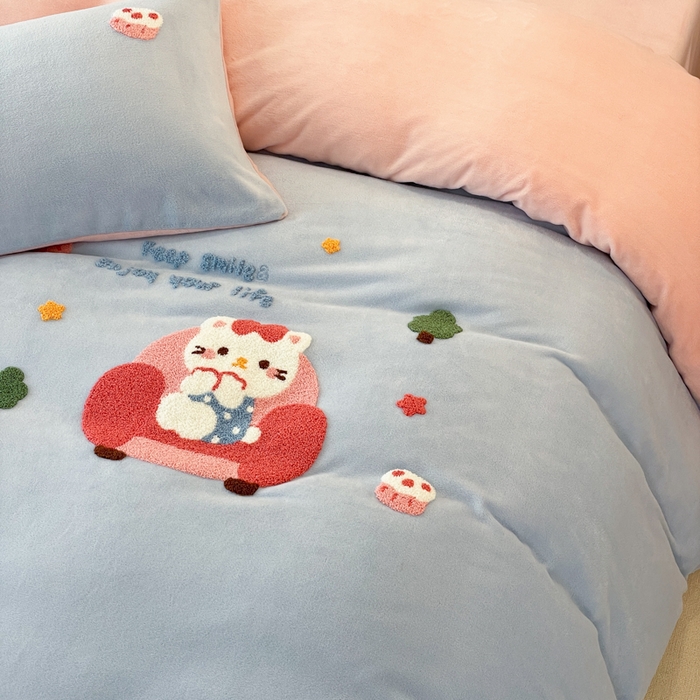 91家纺网 家纺一手货源 找家纺 启发 2025新款牛奶绒毛巾绣四件套场景一 甜心猫咪