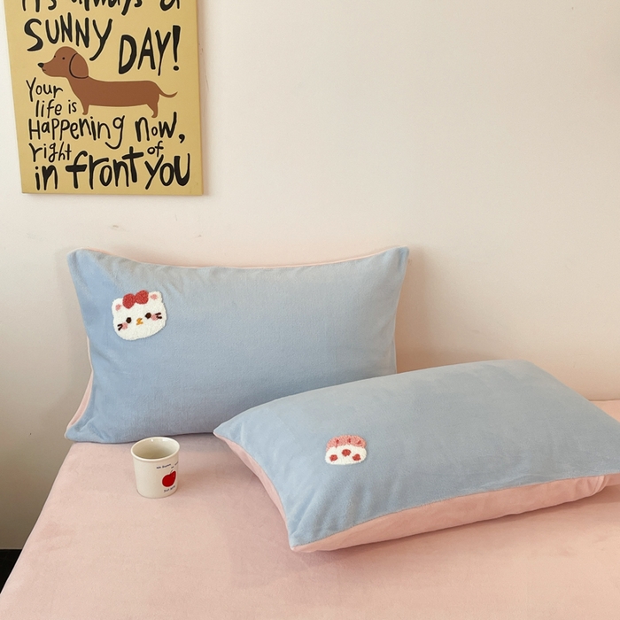 91家纺网 家纺一手货源 找家纺 启发 2025新款牛奶绒毛巾绣四件套场景一 甜心猫咪