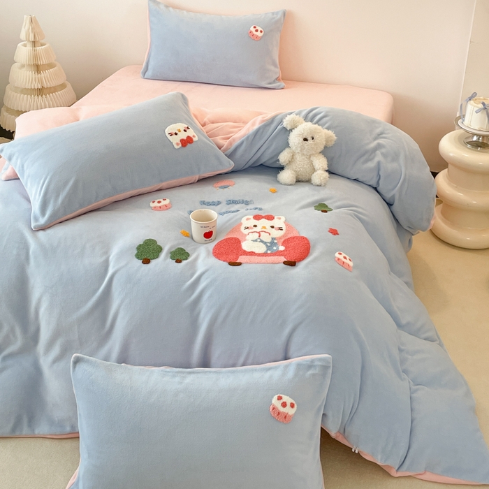 91家纺网 家纺一手货源 找家纺 启发 2025新款牛奶绒毛巾绣四件套场景一 甜心猫咪