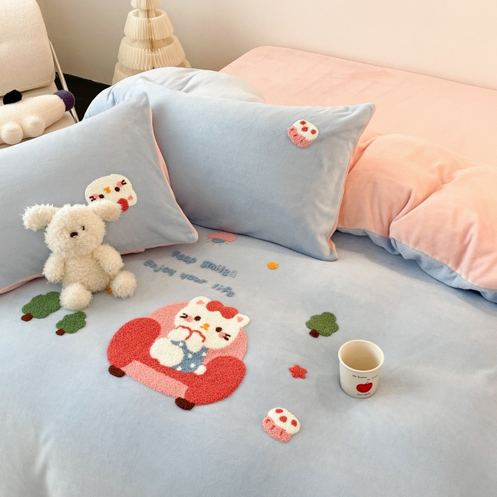 91家纺网 家纺一手货源 找家纺 启发 2025新款牛奶绒毛巾绣四件套场景一 甜心猫咪