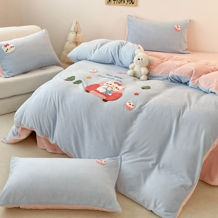 91家纺网 家纺一手货源 找家纺 启发 2025新款牛奶绒毛巾绣四件套场景一 甜心猫咪