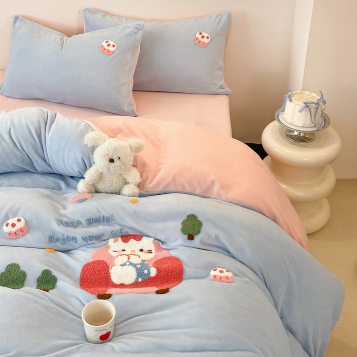 91家纺网 家纺一手货源 找家纺 启发 2025新款牛奶绒毛巾绣四件套场景一 甜心猫咪