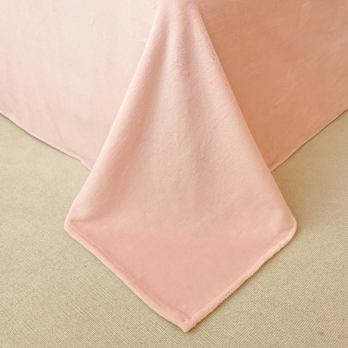 91家纺网 家纺一手货源 找家纺 启发 2025新款牛奶绒毛巾绣四件套场景一 甜心猫咪