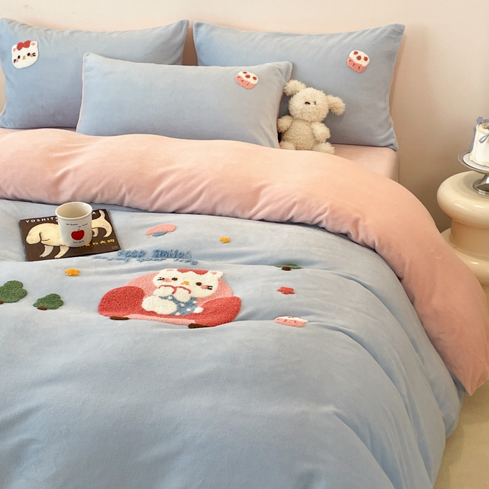 91家纺网 家纺一手货源 找家纺 启发 2025新款牛奶绒毛巾绣四件套场景一 甜心猫咪