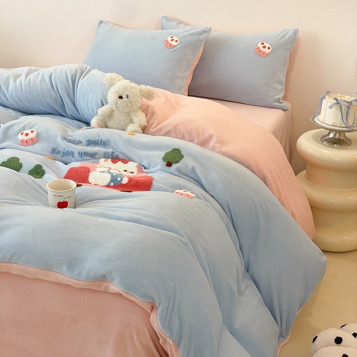 91家纺网 家纺一手货源 找家纺 启发 2025新款牛奶绒毛巾绣四件套场景一 甜心猫咪