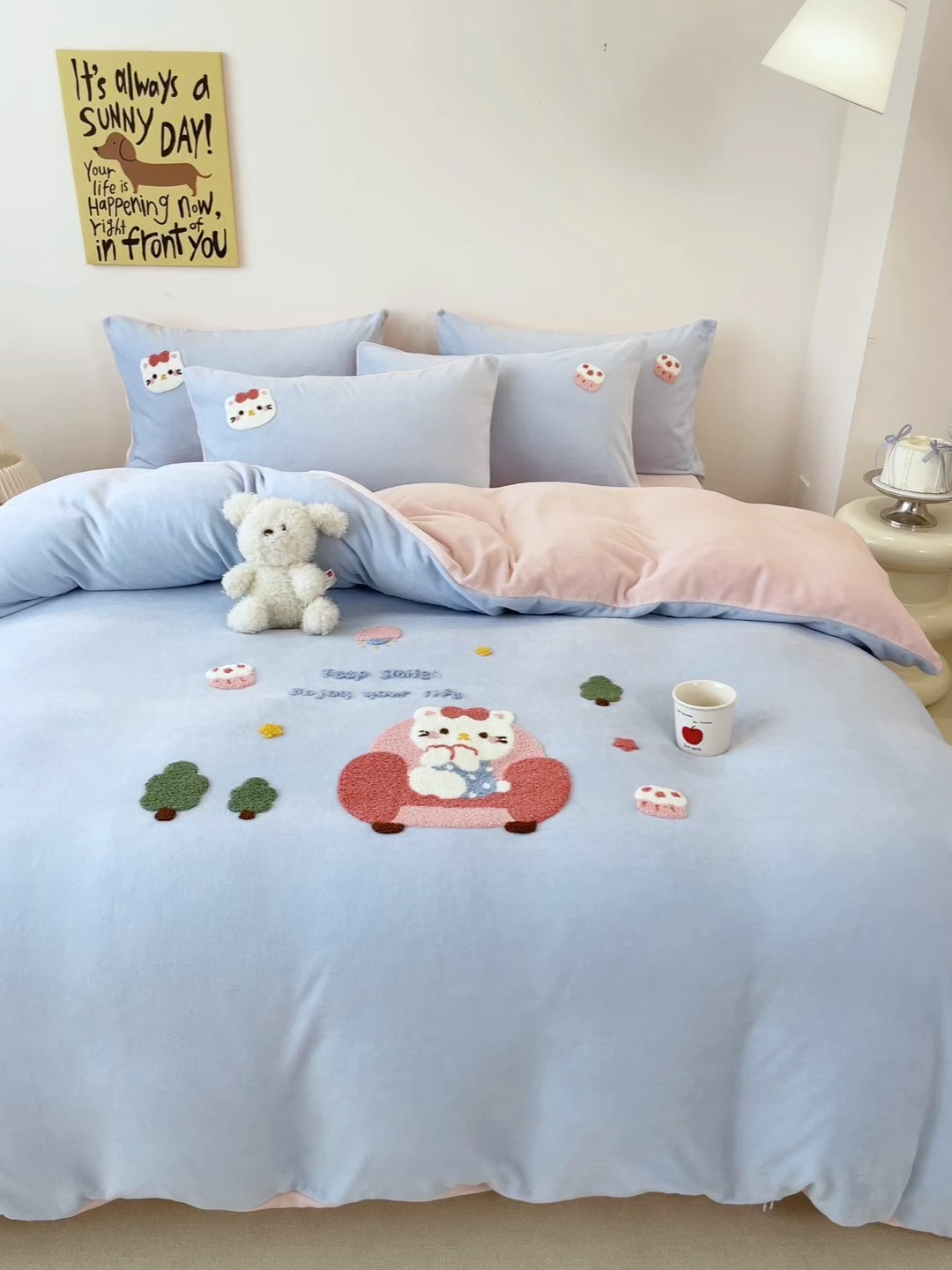 91家纺网 家纺一手货源 找家纺 启发 2025新款牛奶绒毛巾绣四件套场景一 甜心猫咪