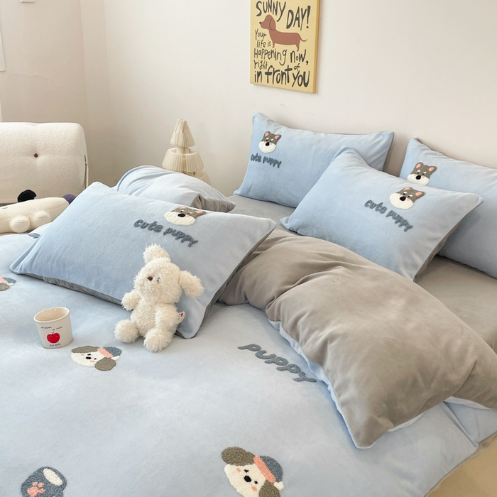 91家纺网 家纺一手货源 找家纺 启发 2025新款牛奶绒毛巾绣四件套场景一 幸福小狗