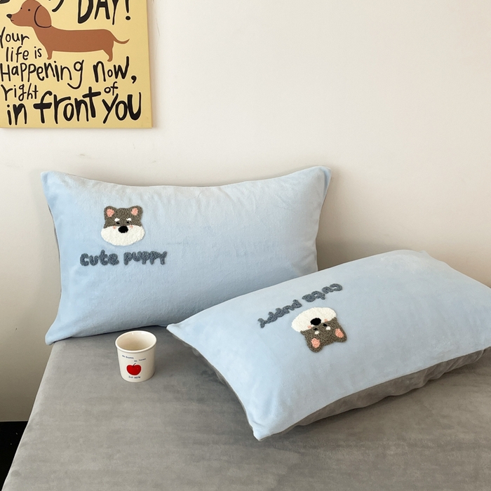 91家纺网 家纺一手货源 找家纺 启发 2025新款牛奶绒毛巾绣四件套场景一 幸福小狗