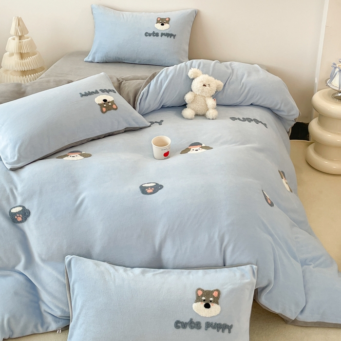 91家纺网 家纺一手货源 找家纺 启发 2025新款牛奶绒毛巾绣四件套场景一 幸福小狗