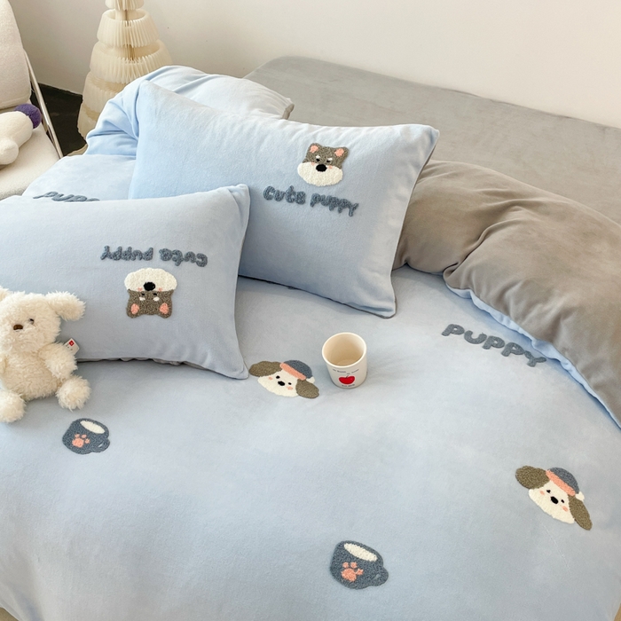 91家纺网 家纺一手货源 找家纺 启发 2025新款牛奶绒毛巾绣四件套场景一 幸福小狗