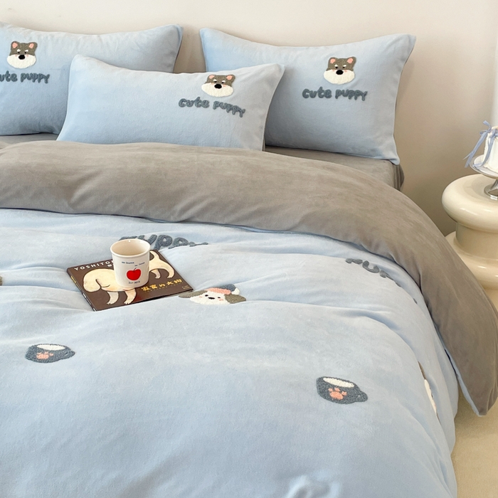 91家纺网 家纺一手货源 找家纺 启发 2025新款牛奶绒毛巾绣四件套场景一 幸福小狗