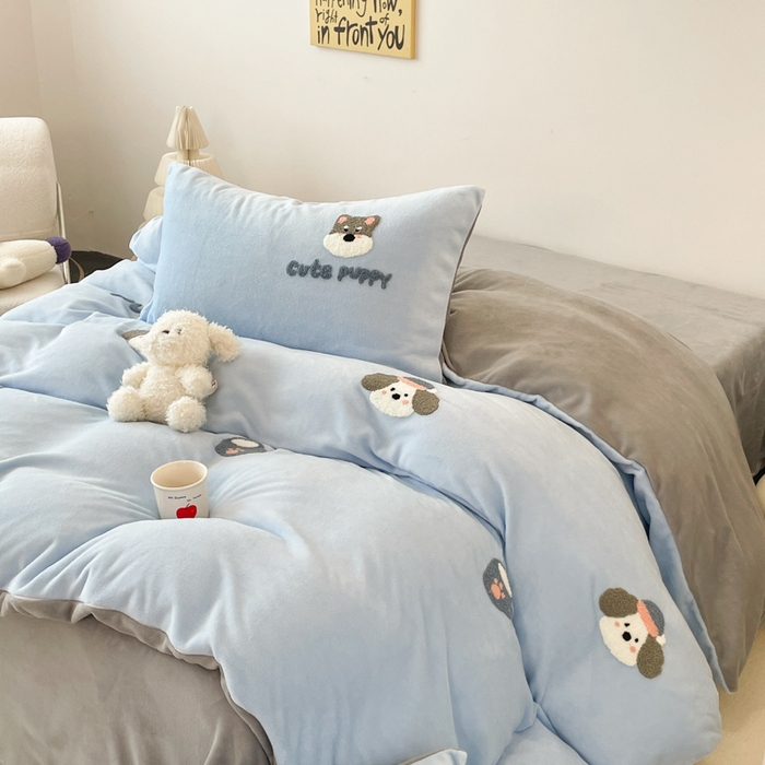 91家纺网 家纺一手货源 找家纺 启发 2025新款牛奶绒毛巾绣四件套场景一 幸福小狗