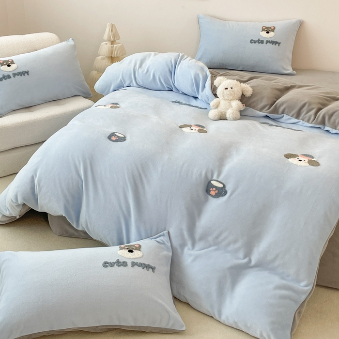 91家纺网 家纺一手货源 找家纺 启发 2025新款牛奶绒毛巾绣四件套场景一 幸福小狗