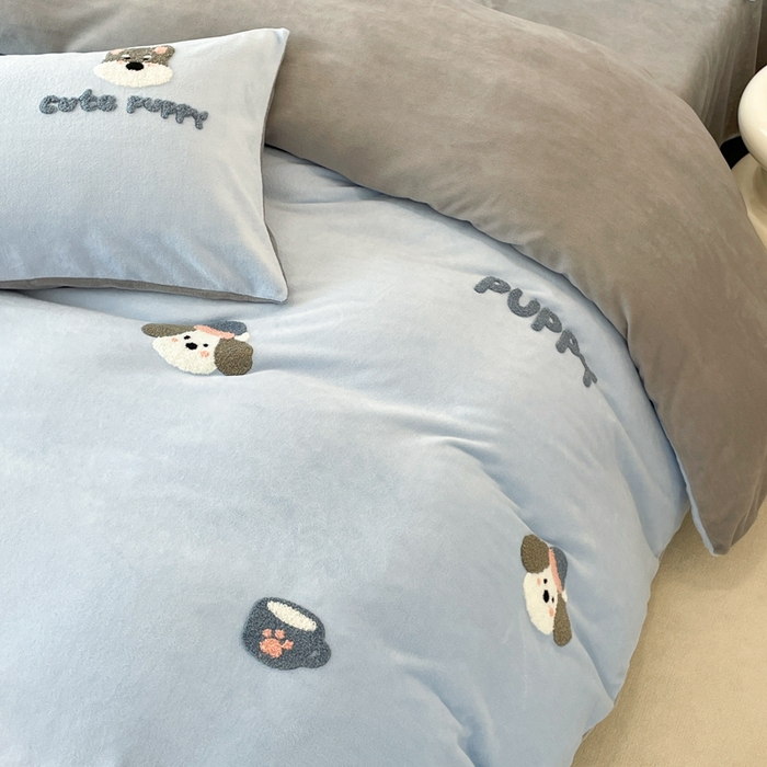 91家纺网 家纺一手货源 找家纺 启发 2025新款牛奶绒毛巾绣四件套场景一 幸福小狗