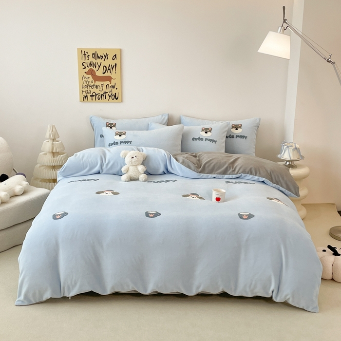 91家纺网 家纺一手货源 找家纺 启发 2025新款牛奶绒毛巾绣四件套场景一 幸福小狗