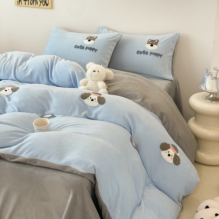 91家纺网 家纺一手货源 找家纺 启发 2025新款牛奶绒毛巾绣四件套场景一 幸福小狗