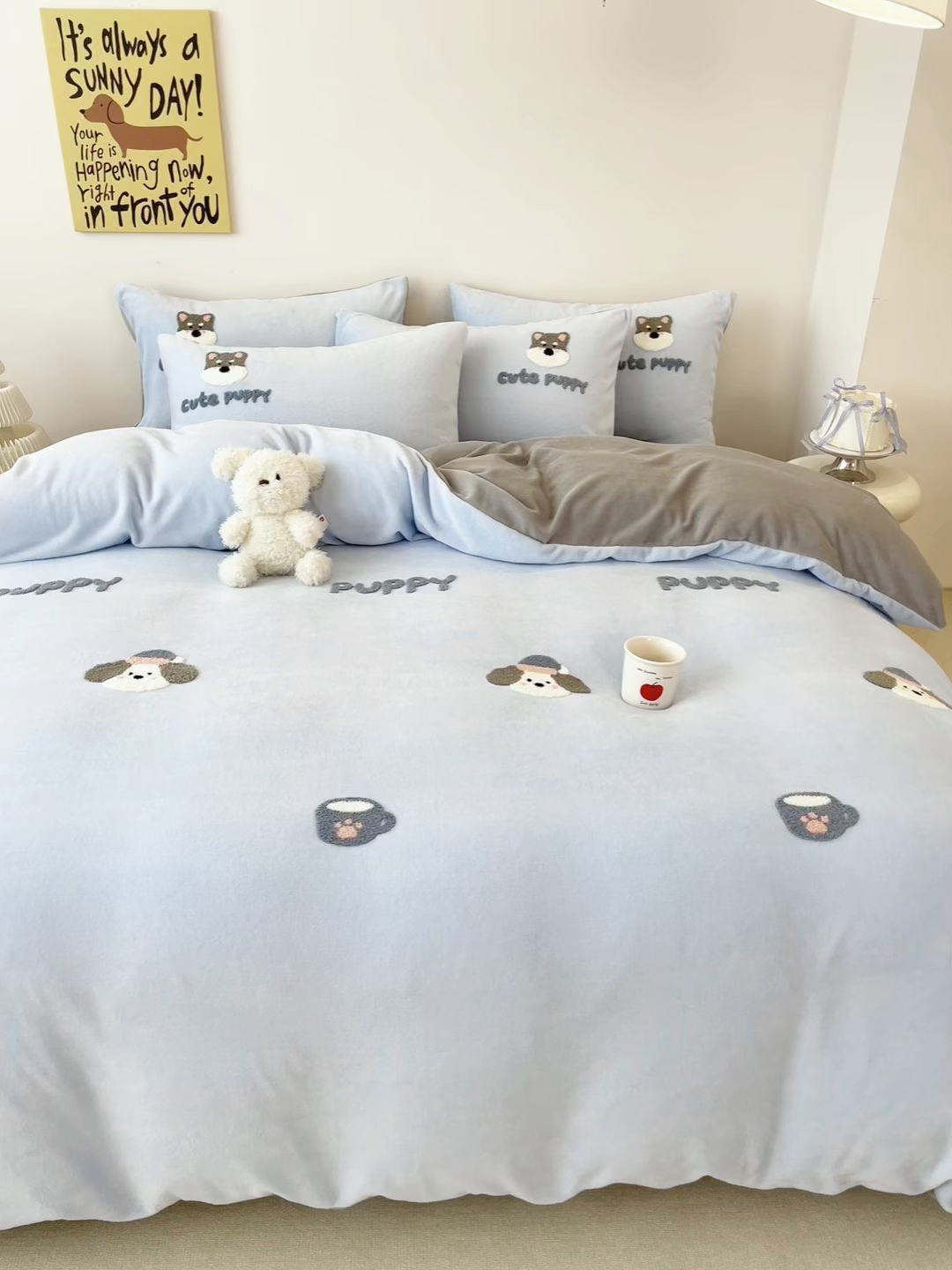 91家纺网 家纺一手货源 找家纺 启发 2025新款牛奶绒毛巾绣四件套场景一 幸福小狗