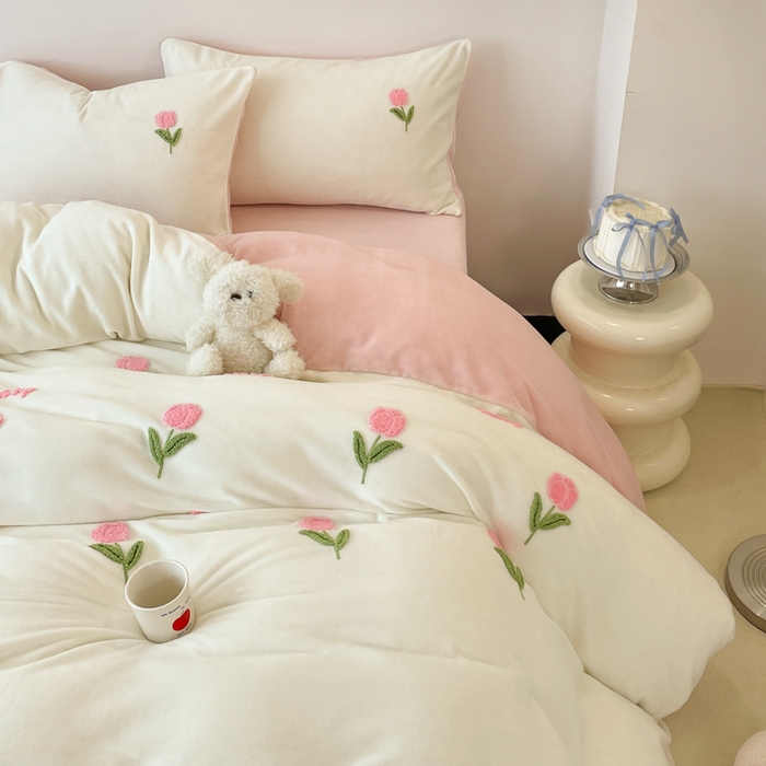 91家纺网 家纺一手货源 找家纺 启发 2025新款牛奶绒毛巾绣四件套场景一 郁金香