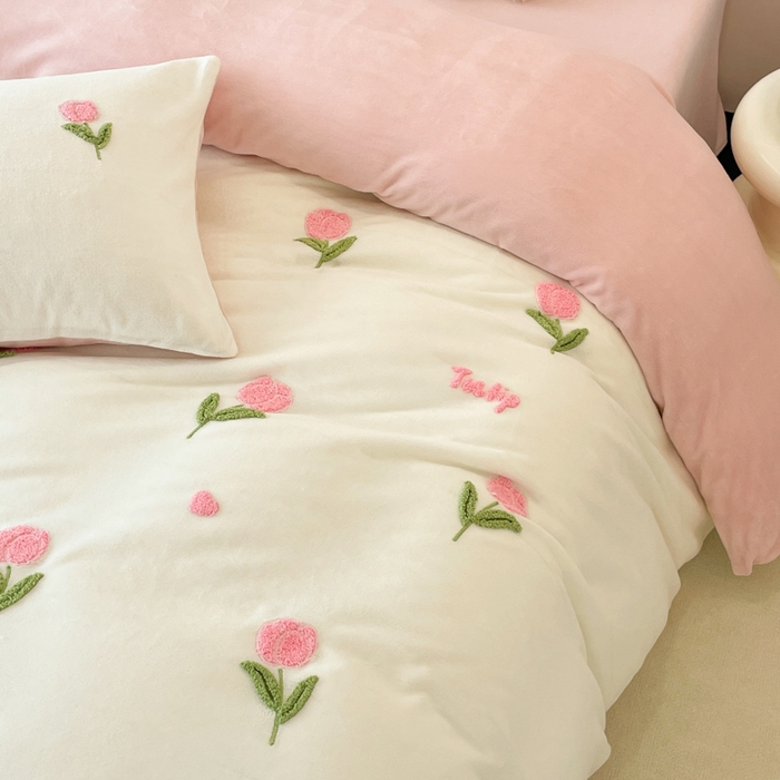 91家纺网 家纺一手货源 找家纺 启发 2025新款牛奶绒毛巾绣四件套场景一 郁金香