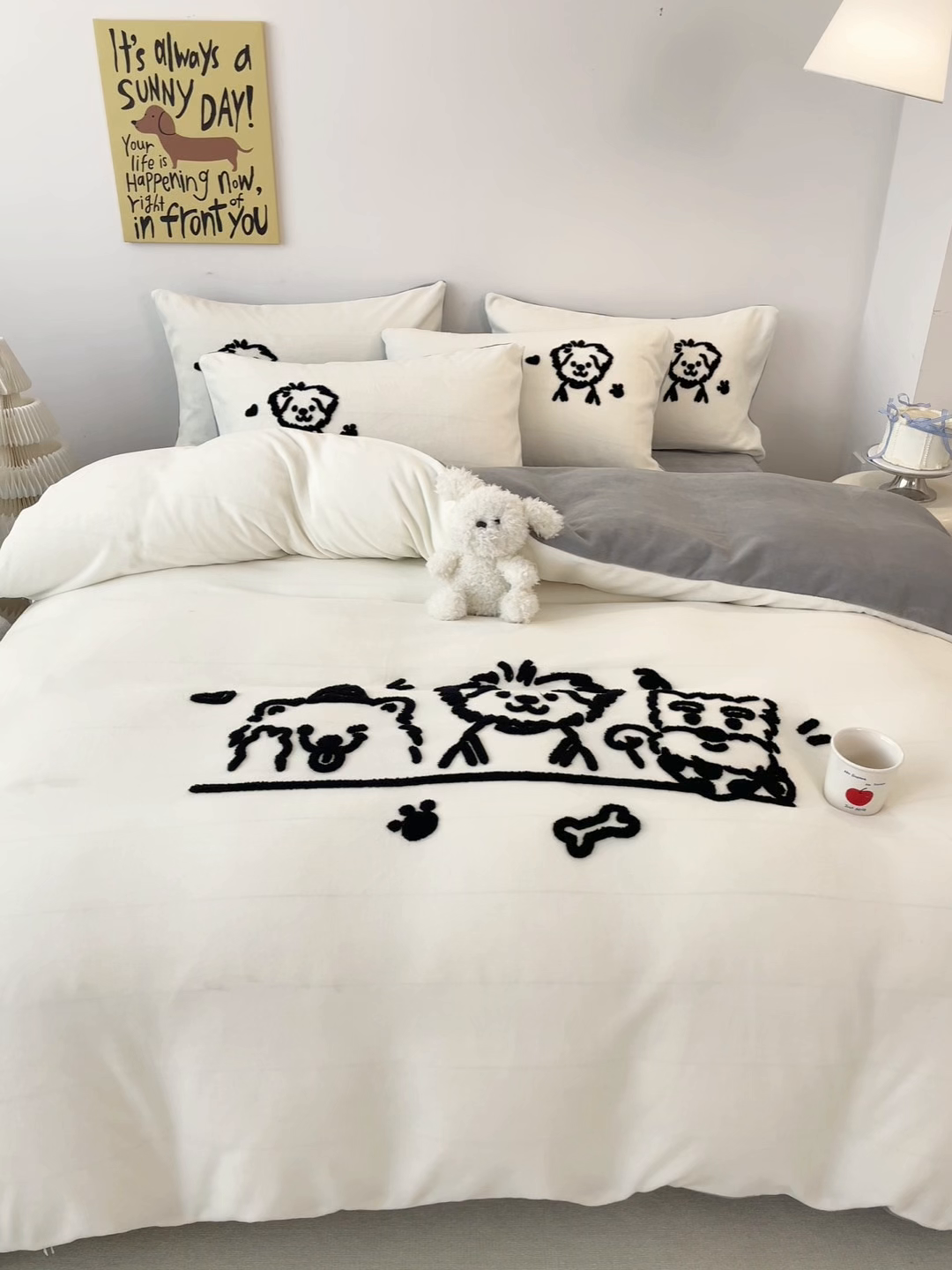 91家纺网 家纺一手货源 找家纺 启发 2025新款牛奶绒毛巾绣四件套场景一 治愈狗狗