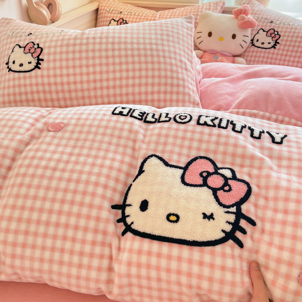 91家纺网 家纺一手货源 找家纺 （总）暮思家居 2025新款正版授权高端毛巾绣绣花牛奶绒三丽鸥四件套