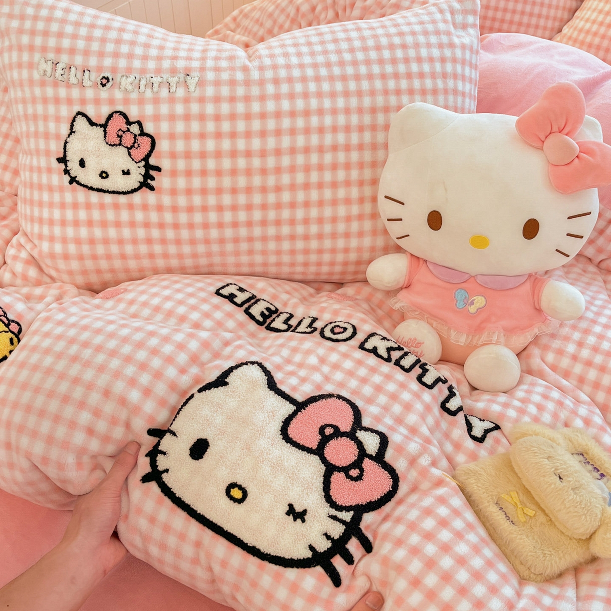 91家纺网 家纺一手货源 找家纺 （总）暮思家居 2025新款正版授权高端毛巾绣绣花牛奶绒三丽鸥四件套