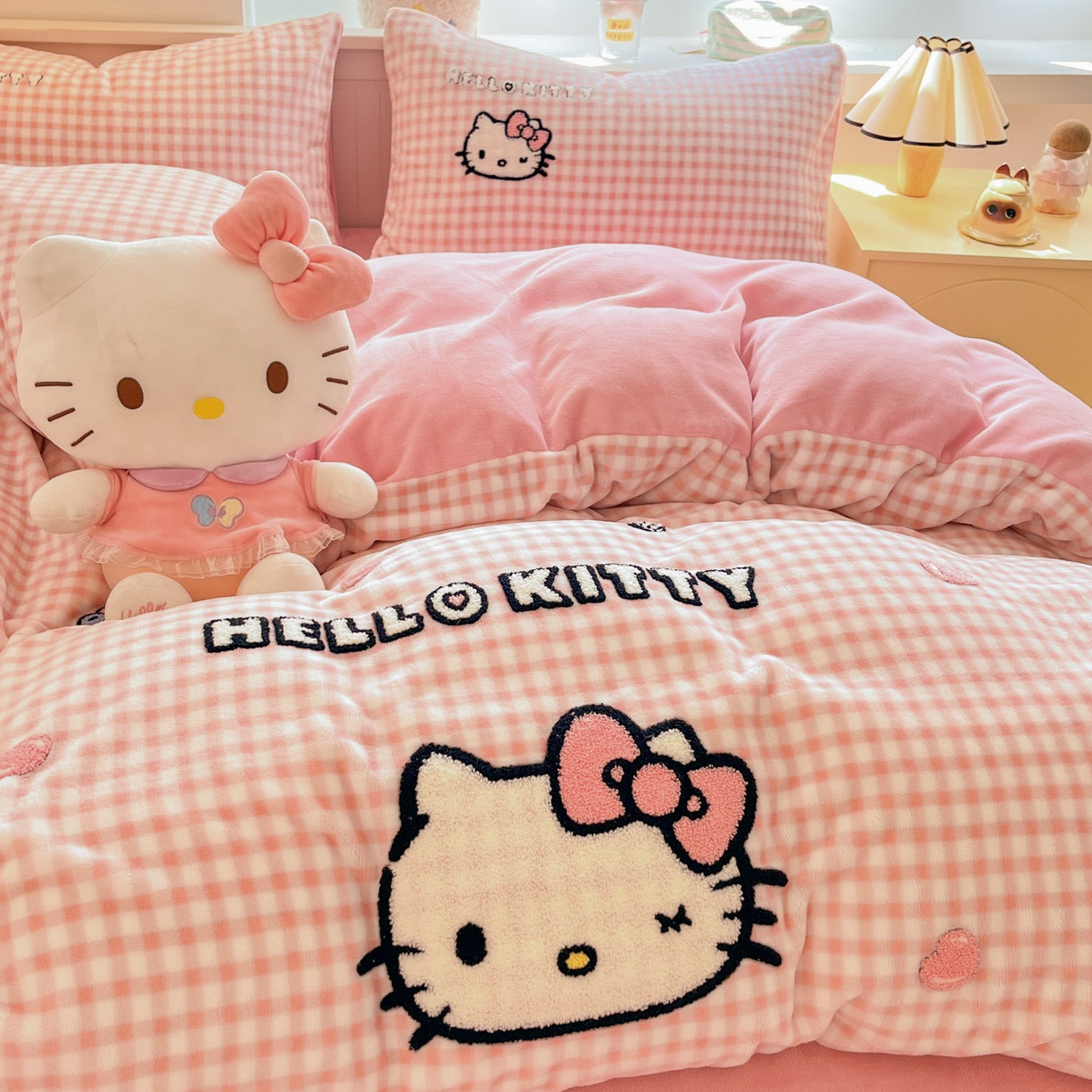 91家纺网 家纺一手货源 找家纺 （总）暮思家居 2025新款正版授权高端毛巾绣绣花牛奶绒三丽鸥四件套