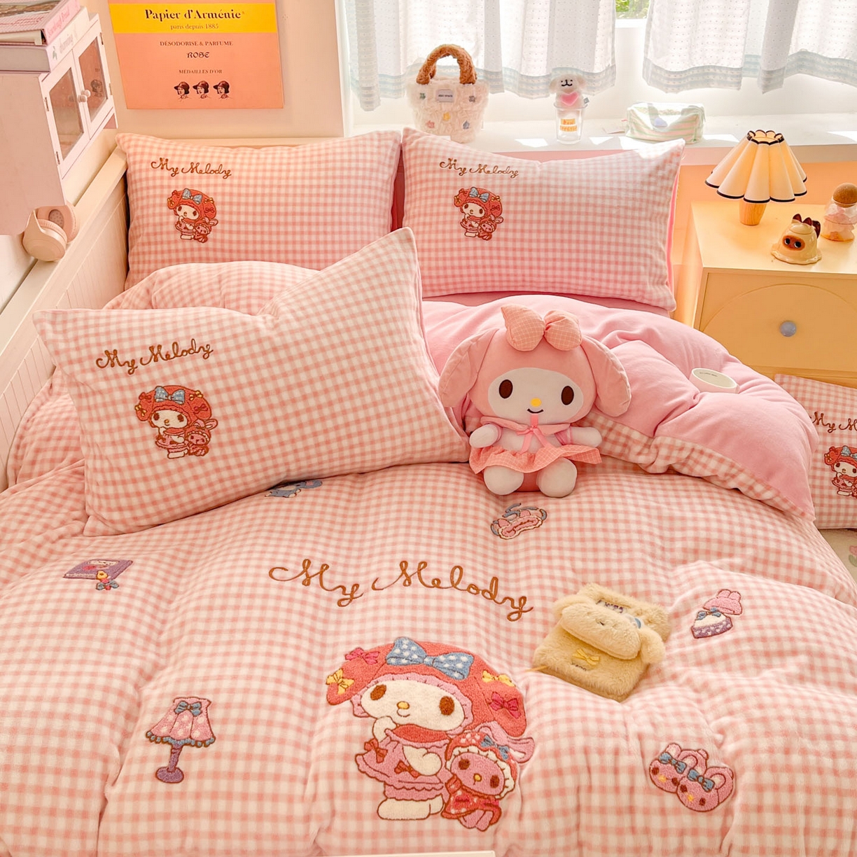 91家纺网 家纺一手货源 找家纺 （总）暮思家居 2025新款正版授权高端毛巾绣绣花牛奶绒三丽鸥四件套