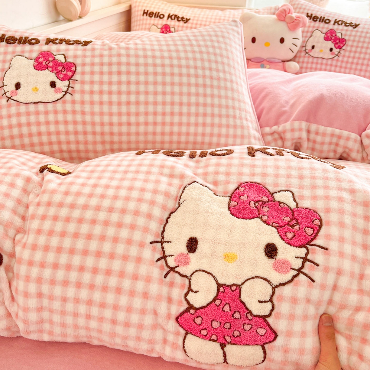 91家纺网 家纺一手货源 找家纺 暮思家居 2025新款正版授权高端毛巾绣绣花牛奶绒三丽鸥四件套 毛巾绣-豹纹KT