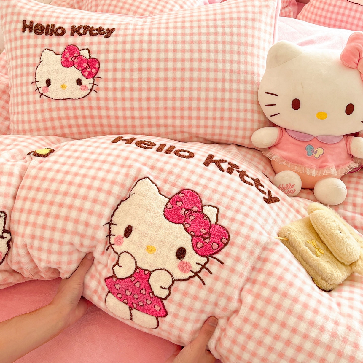 91家纺网 家纺一手货源 找家纺 暮思家居 2025新款正版授权高端毛巾绣绣花牛奶绒三丽鸥四件套 毛巾绣-豹纹KT