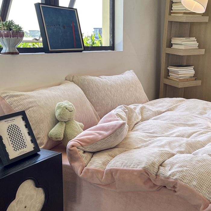 91家纺网 家纺一手货源 找家纺 捌月 2025冬季新款软绵绵华夫格棉加绒系列四件套 华夫格-绵绵粉