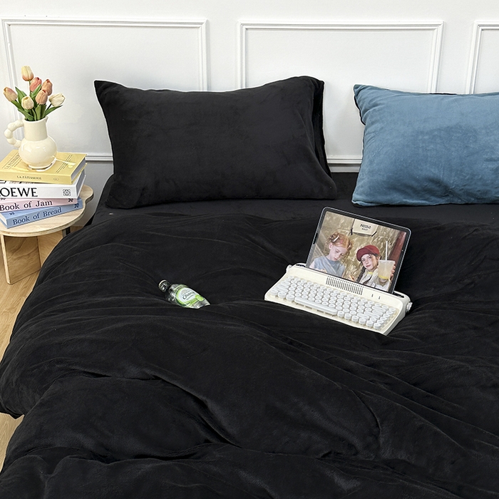 91家纺网 家纺一手货源 找家纺 觅妮家纺 2025新款纯色高克重牛奶绒四件套系列 高级黑