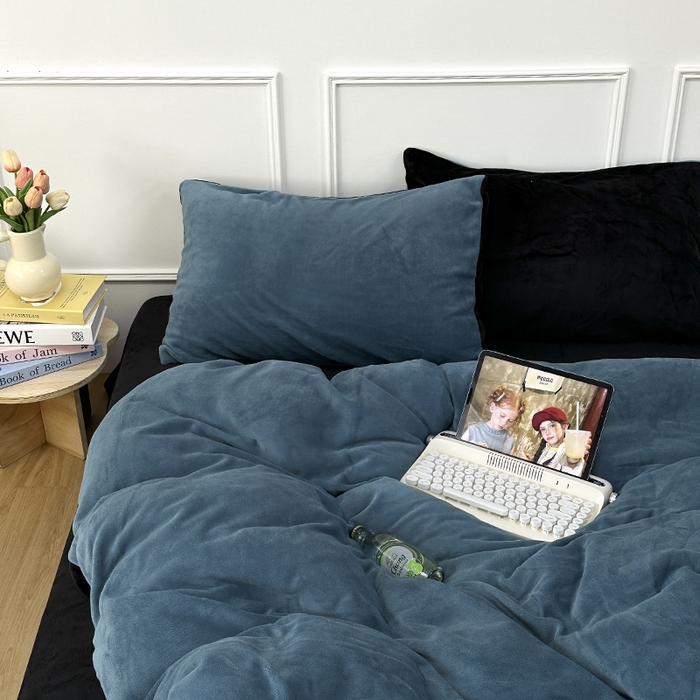 91家纺网 家纺一手货源 找家纺 觅妮家纺 2025新款纯色高克重牛奶绒四件套系列 宝石蓝