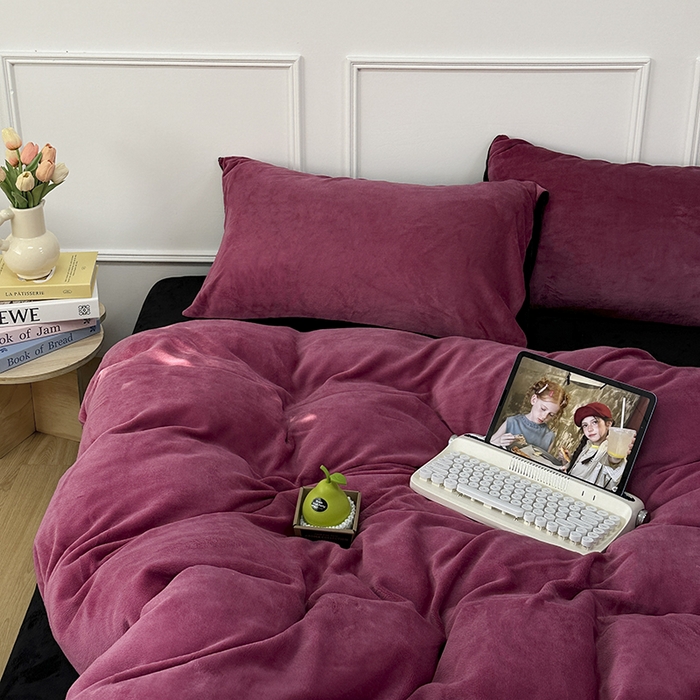 91家纺网 家纺一手货源 找家纺 觅妮家纺 2025新款纯色高克重牛奶绒四件套系列 树莓粉