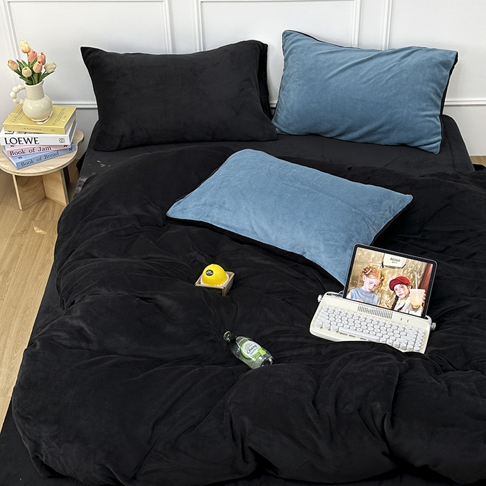 91家纺网 家纺一手货源 找家纺 觅妮家纺 2025新款纯色高克重牛奶绒四件套系列 高级黑