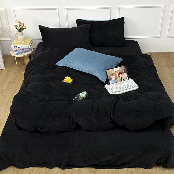 91家纺网 家纺一手货源 找家纺 觅妮家纺 2025新款纯色高克重牛奶绒四件套系列 高级黑