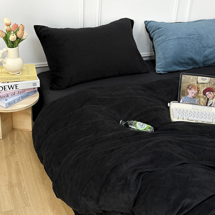 91家纺网 家纺一手货源 找家纺 觅妮家纺 2025新款纯色高克重牛奶绒四件套系列 高级黑
