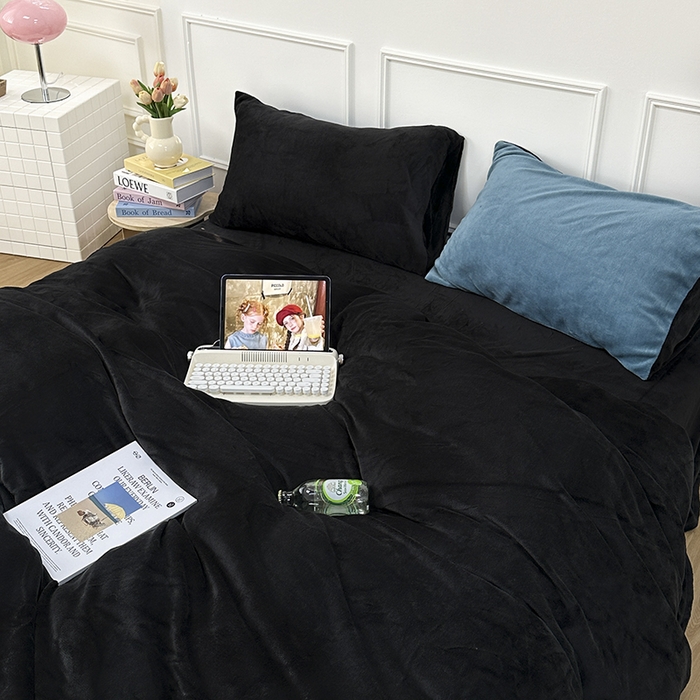 91家纺网 家纺一手货源 找家纺 觅妮家纺 2025新款纯色高克重牛奶绒四件套系列 高级黑