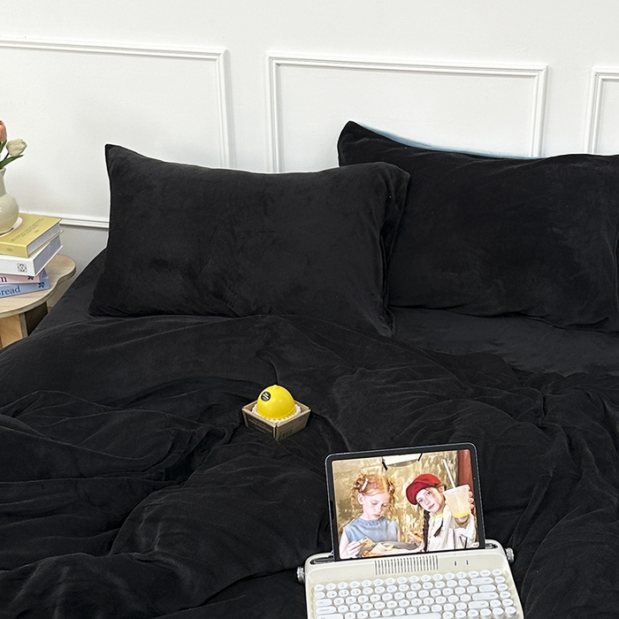 91家纺网 家纺一手货源 找家纺 觅妮家纺 2025新款纯色高克重牛奶绒四件套系列 高级黑