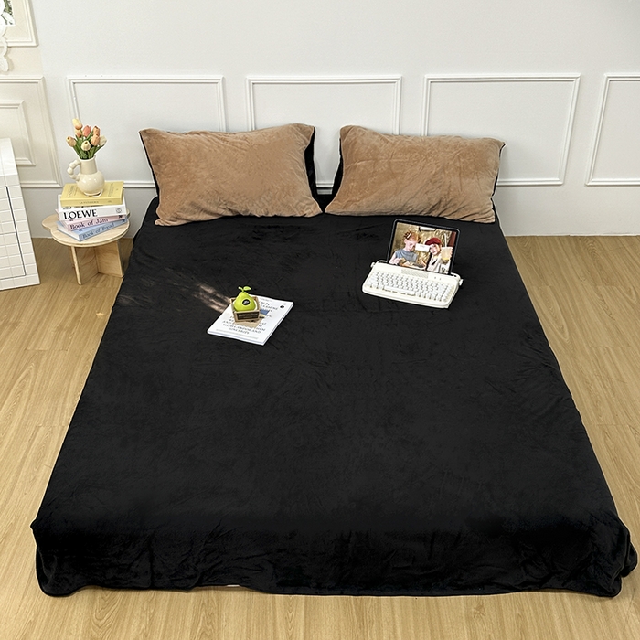 91家纺网 家纺一手货源 找家纺 觅妮家纺 2025新款纯色高克重牛奶绒四件套系列 卡其黑